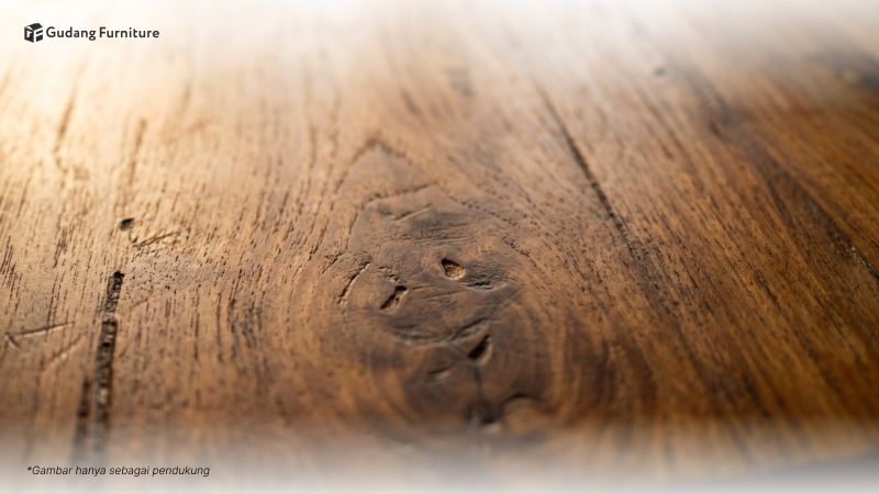 Permukaan kayu solid wood dengan serat alami yang khas dan hangat
